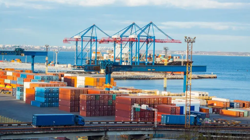 Image of a port with container ship for the FUELEU maritime regulation and Kickster Marketplace